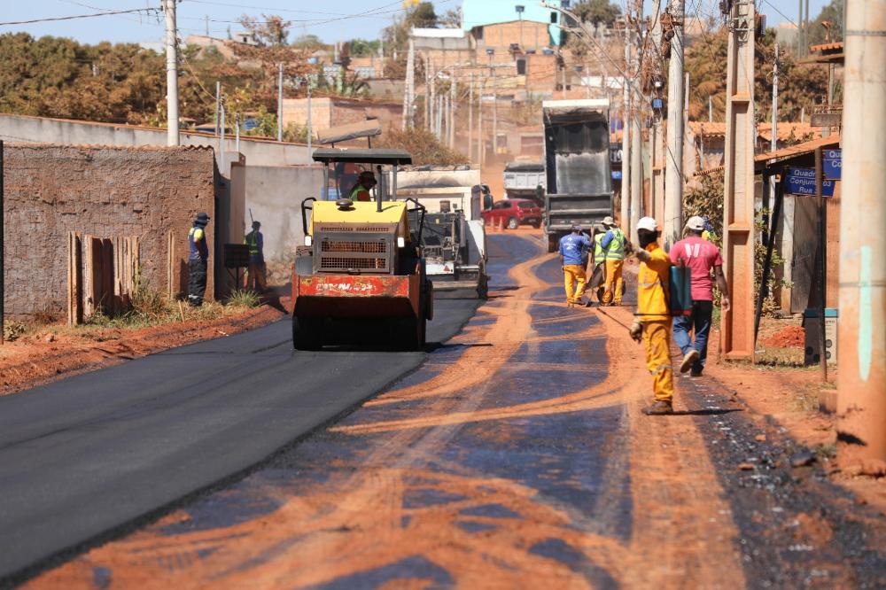 Capa da notícia: Pavimentação no Morro da Cruz transforma realidade de moradores em São Sebastião